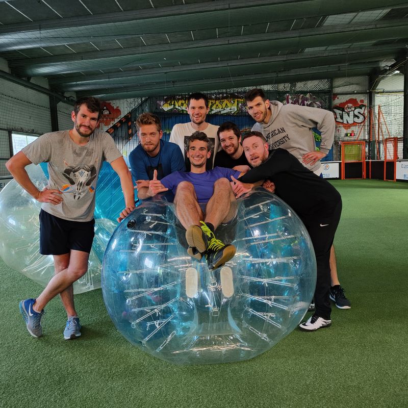 Sport-bubble-foot-indoor-adulte-groupe-paysage-4032x3024-1